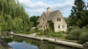 Beautiful canal guard house at the Iffley Lock